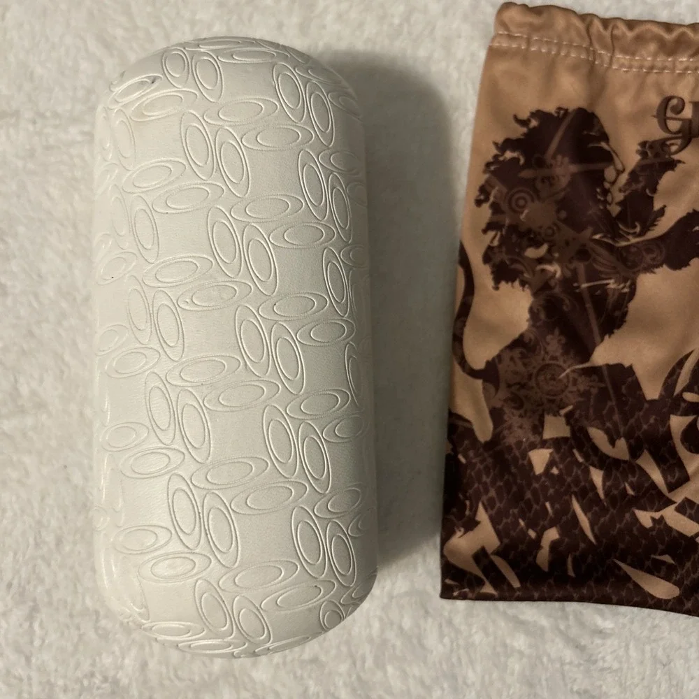 Oakley White Clamshell Case With Lens Cloth For Eyeglasses/Sunglasses